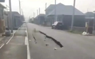 Асфальт обрушился в Шымкенте, жители остались без воды
