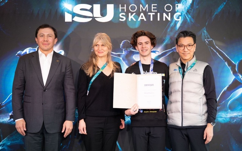 Mıhaıl Shaıdorov kostıýmin Olımpıada murajaıyna tapsyrdy Mıhaıl Shaıdorov kostıýmin Olımpıada murajaıyna tapsyrdy