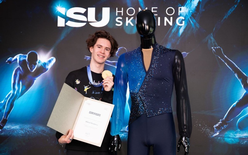 Mıhaıl Shaıdorov kostıýmin Olımpıada murajaıyna tapsyrdy Mıhaıl Shaıdorov kostıýmin Olımpıada murajaıyna tapsyrdy