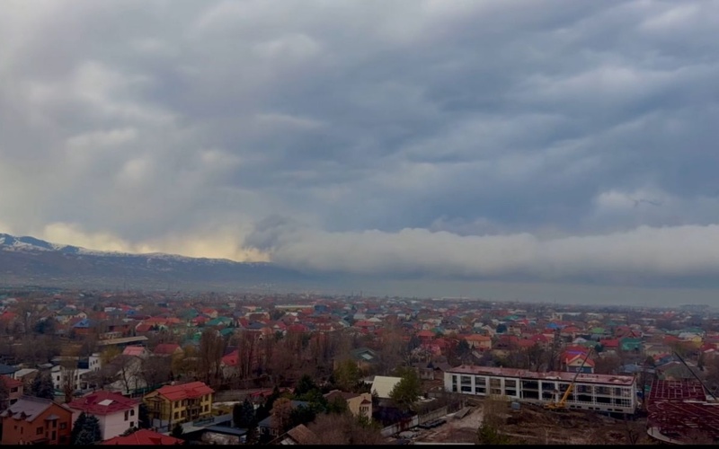 Необычное «рулонное» облако над Алматы удивило горожан а