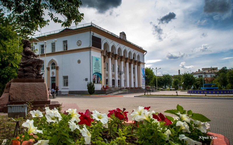 Городской дом культуры имени Ыкыласа Дукенулы в Таразе
