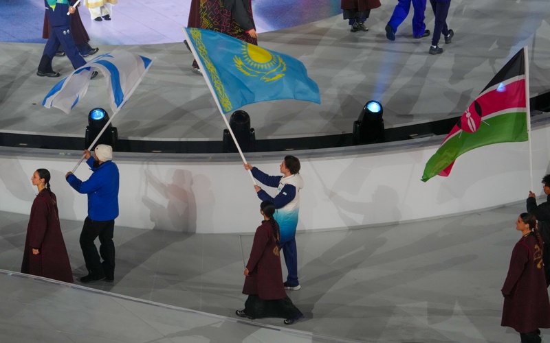 Михаил Шайдоров пронес флаг Казахстана на закрытии XXV зимних Олимпийских игр