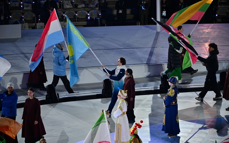 Михаил Шайдоров пронес флаг Казахстана на закрытии XXV зимних Олимпийских игр