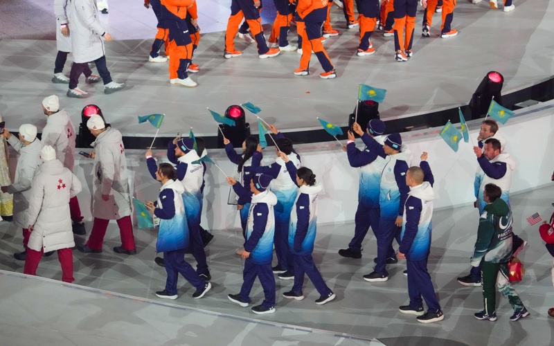 Михаил Шайдоров пронес флаг Казахстана на закрытии XXV зимних Олимпийских игр