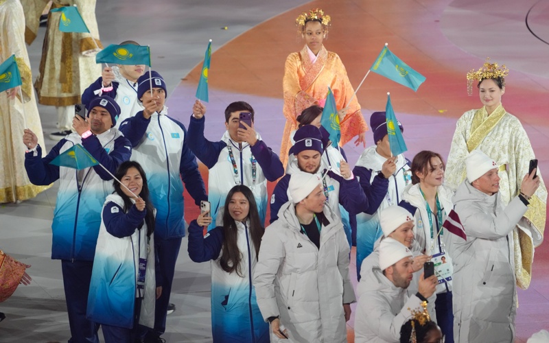 Михаил Шайдоров пронес флаг Казахстана на закрытии XXV зимних Олимпийских игр