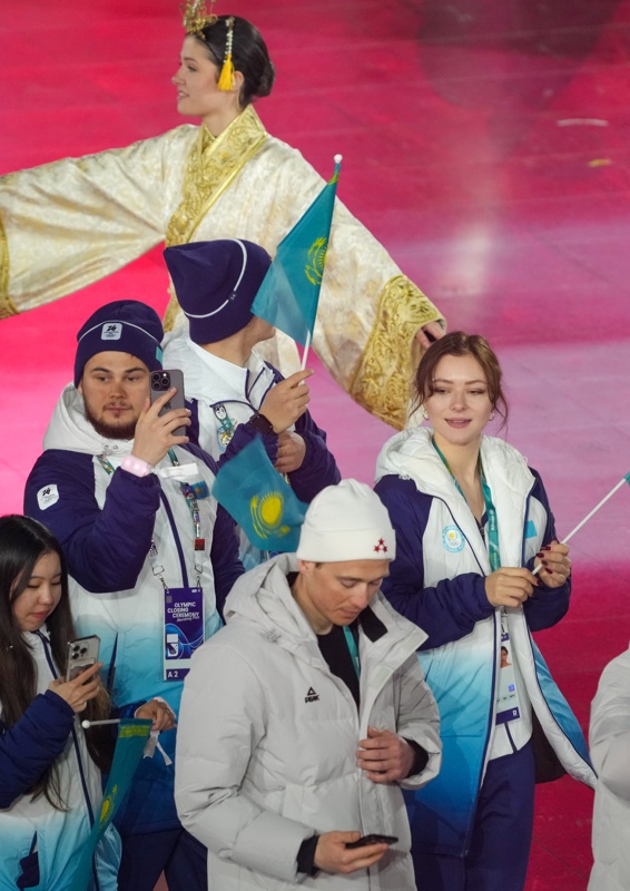 Михаил Шайдоров пронес флаг Казахстана на закрытии XXV зимних Олимпийских игр