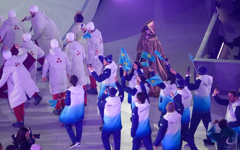 Михаил Шайдоров пронес флаг Казахстана на закрытии XXV зимних Олимпийских игр