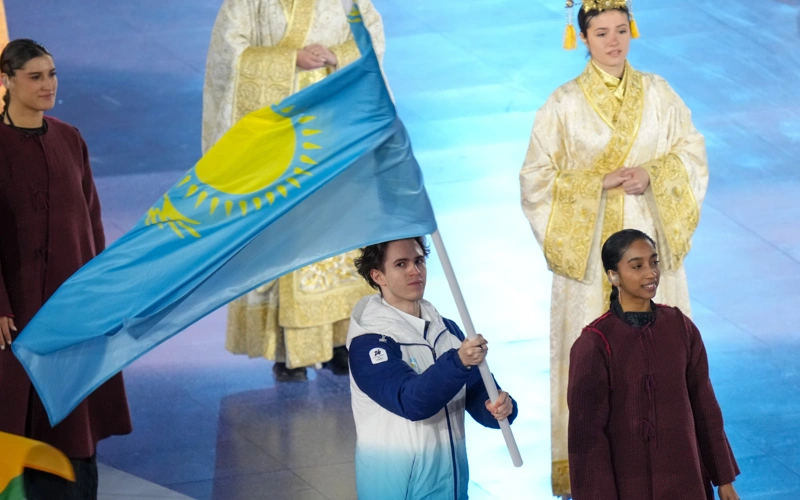 Mikhail Shaidorov carried the flag of Kazakhstan during the closing ceremony of the XXV Winter Olympic Games.