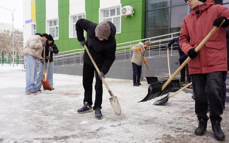 «Taza Qazaqstan»: 4000 áke mektep aýlalaryn qardan tazartty «Taza Qazaqstan»: 4000 áke mektep aýlalaryn qardan tazartty
