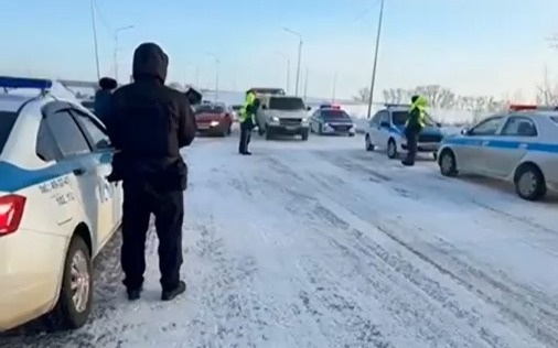 boranda polıtseıler 600-den astam avtokólikti kolonnamen alyp júrdi boranda polıtseıler 600-den astam avtokólikti kolonnamen alyp júrdi