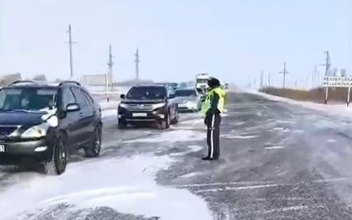 boranda polıtseıler 600-den astam avtokólikti kolonnamen alyp júrdi boranda polıtseıler 600-den astam avtokólikti kolonnamen alyp júrdi