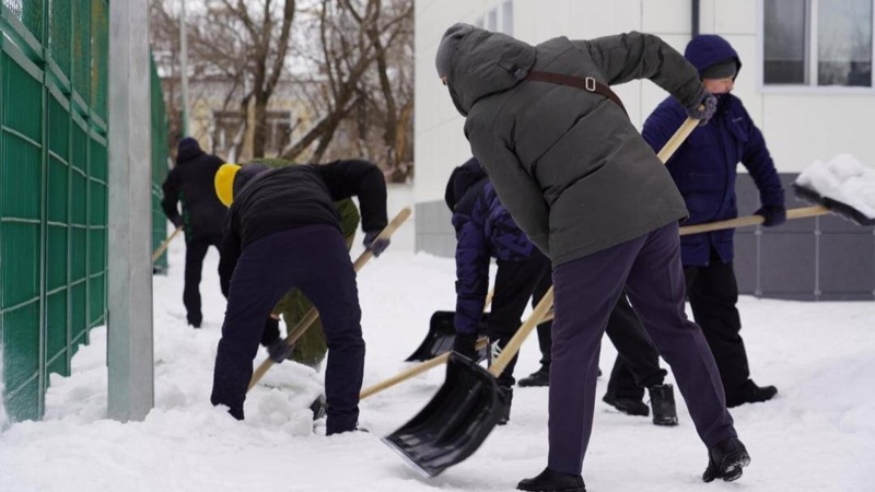 «Taza Qazaqstan»: 4000 áke mektep aýlalaryn qardan tazartty «Taza Qazaqstan»: 4000 áke mektep aýlalaryn qardan tazartty
