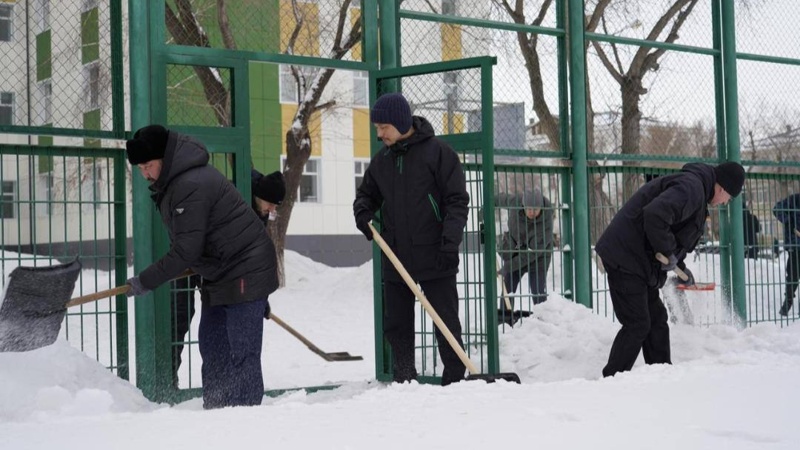 «Taza Qazaqstan»: 4000 áke mektep aýlalaryn qardan tazartty «Taza Qazaqstan»: 4000 áke mektep aýlalaryn qardan tazartty
