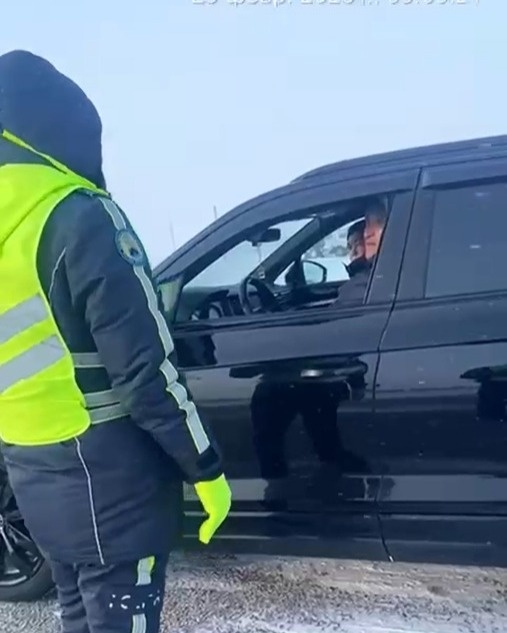 boranda polıtseıler 600-den astam avtokólikti kolonnamen alyp júrdi boranda polıtseıler 600-den astam avtokólikti kolonnamen alyp júrdi