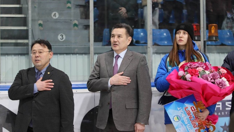 Чемпионке XXV Сурдлимпийских игр аким ВКО вручил сертификат от квартиры