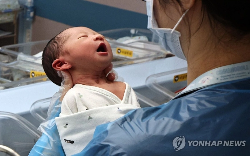Childbirths grow at fastest pace in 15 yrs; total fertility rate rebounds to 0.8 in 4 yrs Kim Na-young, 김나영 Kim Na-young National 12:00 February 25, 2026 SHARE LIKE SAVE PRINT FONT SIZE SEOUL, Feb. 25 (Yonhap) -- The number of babies born in South Korea grew at the fastest pace in 15 years in 2025, with the country's total fertility rate rising to 0.8 for the first time in four years, government data showed Wednesday.  A total of 254,500 babies were born last year, up 6.8 percent, or 16,100, from 2024, according to the provisional data from the Ministry of Data and Statistics. The ministry will announce the final statistics in August.  The 2025 tally marks the steepest on-year increase since 2010, and the second consecutive year of growth.  The total fertility rate, the average number of children a woman is expected to have over her lifetime, came to 0.8, up 0.05 from a year earlier, recovering the threshold for the first time in four years.  A nurse cares for a newborn at a hospital in Goyang, just west of Seoul, on Dec. 26, 2025. (Yonhap) A nurse cares for a newborn at a hospital in Goyang, just west of Seoul, on Dec. 26, 2025. (Yonhap)  The ministry attributed the rebound in the number of newborns to an increase in marriages and the continued growth in the population of women in their early 30s, the prime childbearing age group, since 2021.  "The number of marriages gained ground for 21 straight months from April 2024 to December last year as couples who had delayed their marriages due to the COVID-19 pandemic tied the knot," Park Hyun-jeong, a ministry official, explained.  Park also said there was a notable change in social perception toward childbirth, with the ministry's latest biennial survey in 2024 showing an increase in people with intention to have children after marriage from two years earlier.  The proportion of people who are willing to give birth outside of marriage also went up, she added.  In terms of the total fertility rate, Park projected the figure to stay above the 0.8 level this year and further rise to the 1 mark in 2031.  Data also showed that the number of deaths added 1.3 percent on-year to 363,400 in 2025, resulting in a natural population decline of 110,000.