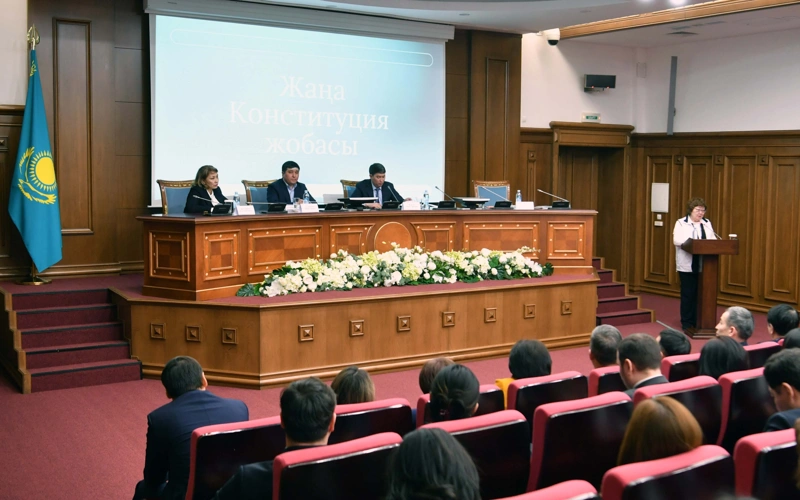 Prezıdent Іs basqarmasynnyń ujymy jańa Konstıtýtsııa jobasyn qoldady