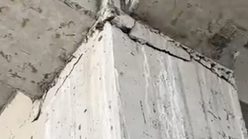 Túrkistanda qoǵamdyq monshanyń sapasyz qurylysy týraly vıdeo tarady