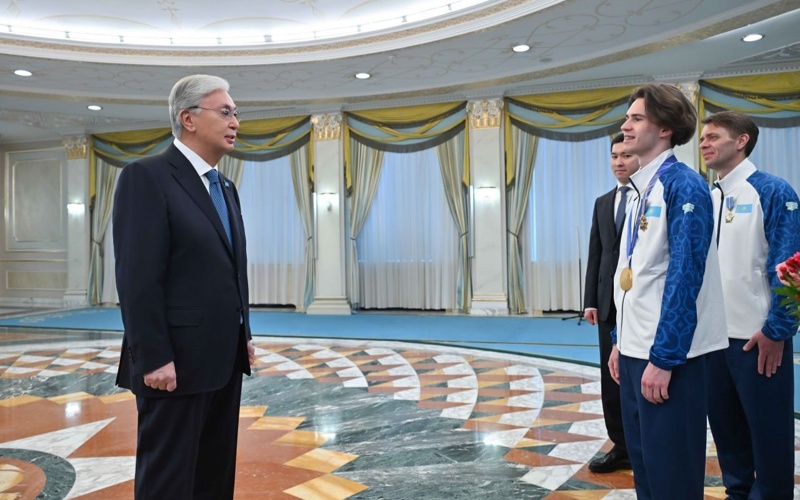 Глава государства наградил чемпиона ХХV зимних Олимпийских игр Михаила Шайдорова