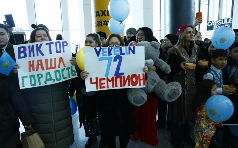 Heroes' welcome: Astana Team lands in after historic Canadian hockey triumph