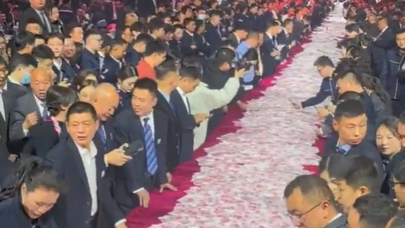 “Take as much as you can”: Chinese company hands out millions