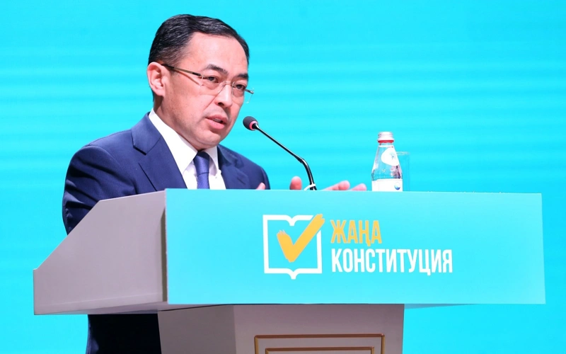 El bolashaǵy men jastardyń róli: Arman Qyryqbaev Almaty stýdentterimen jańa Konstıtýtsııany talqylady