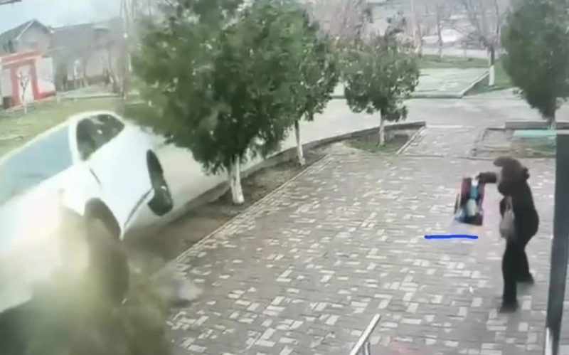 Túrkistan oblysynda áıel júrgizýshi eki balany qaǵyp ketti 