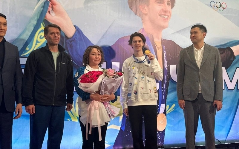 Renowned Kazakh artist Assel Sabyrzhankyzy presented the champion with a special gift - his portrait painted on a carpet.