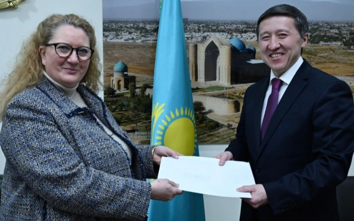 Norwegian Ambassador presents copies of credentials