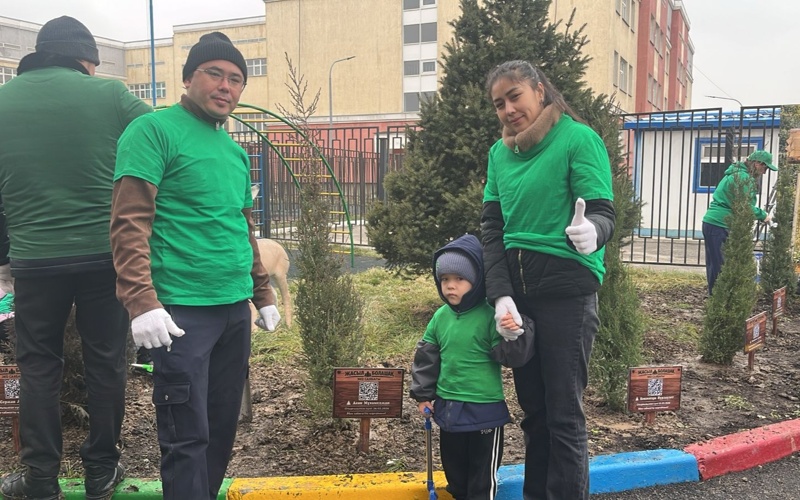 Именные деревья посадили дети с родителями в рамках экоинициативы &laquo;Таза Қазақстан&raquo; в Алматы
