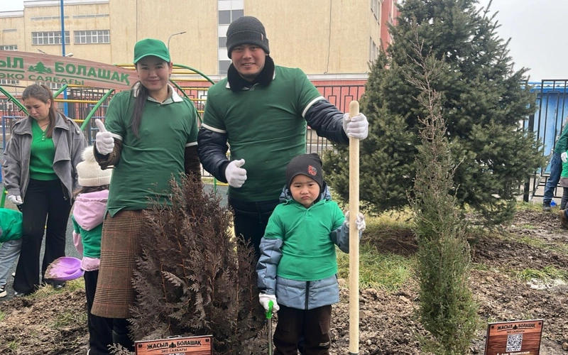 Именные деревья посадили дети с родителями в рамках экоинициативы «Таза Қазақстан» в Алматы