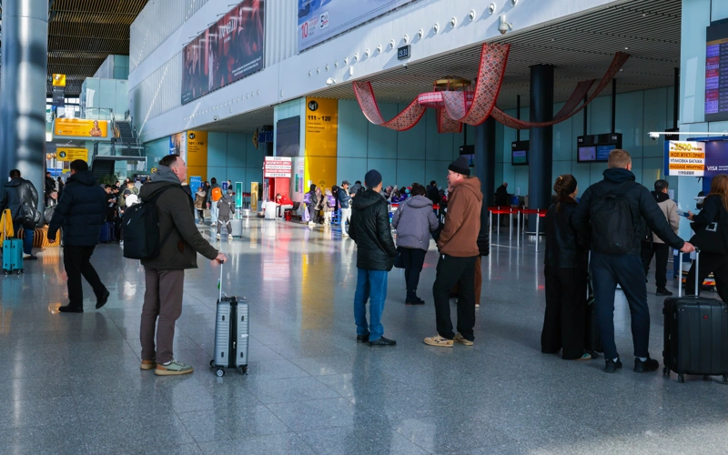 zaderjka reısa, bagaj, chemodan, vylet, prılet, stoıka regıstratsıı 