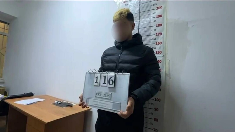 Almatyda erekshe balanyń qolyn buraǵan qyzmetker qamaldy
