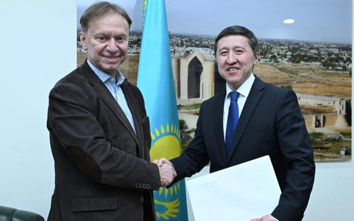 Bosnııa jáne Gertsegovına elshisi senim gramotasynyń kóshirmesin tabystady
