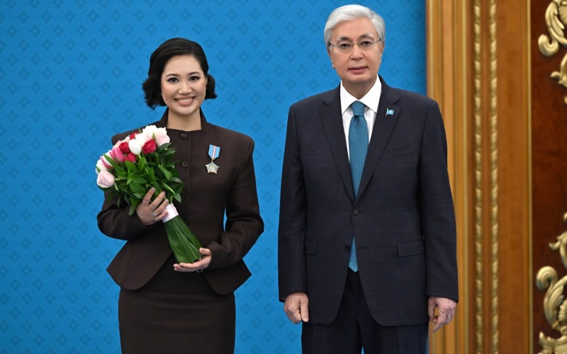 Prezıdent memlekettik qyzmettegi sińirgen eńbegi úshin bir top qyz-kelinshekti marapattady  