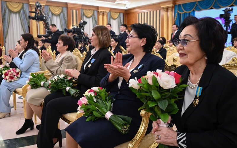 Президент поздравил казахстанок с Международным женским днем