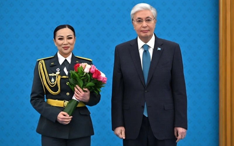 Президент давлат хизматидаги хизматлари учун бир гуруҳ аёлларни тақдирлади