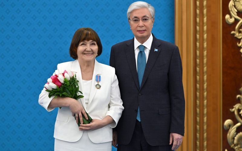 Prezıdent memlekettik qyzmettegi sińirgen eńbegi úshin bir top qyz-kelinshekti marapattady  