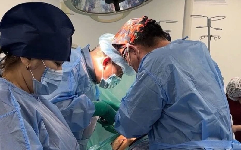Shymkentte naýqasqa týǵan inisi bir búıregin berip, ómir syılady