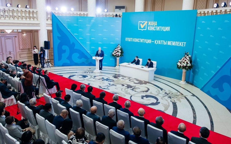 &laquo;Kúshti Konstıtýtsııa&nbsp;&ndash; kúshti memleket&raquo;: Atyraý oblysynyń ákimi aımaq jurtshylyǵymen kezdesti