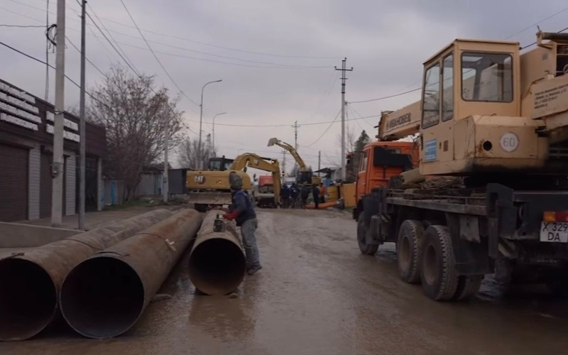 Из-за полувековой канализации провалилась дорога в Шымкенте