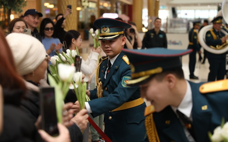 Военнослужащие Казахстана выступили с музыкальными поздравлениями к 8 Марта