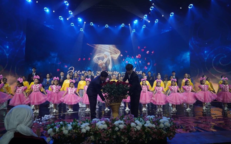 Аким Туркестанской области встретился с&nbsp;многодетными матерями и&nbsp;поздравил их&nbsp;с&nbsp;праздником