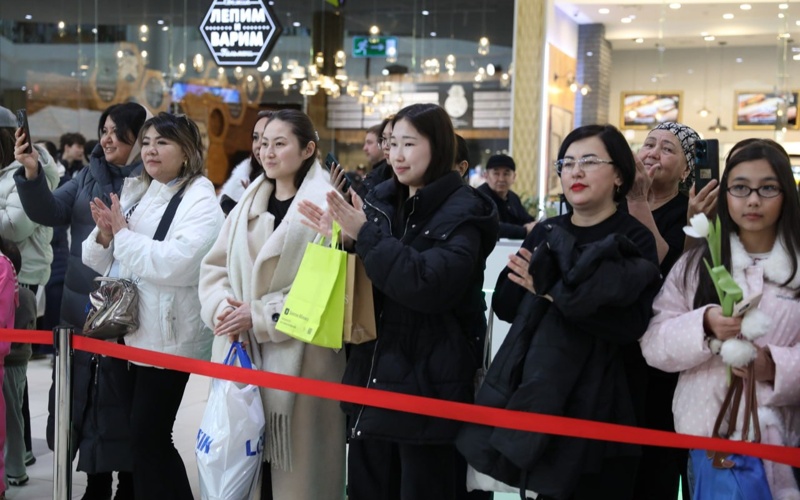 Военнослужащие Казахстана выступили с музыкальными поздравлениями к 8 Марта