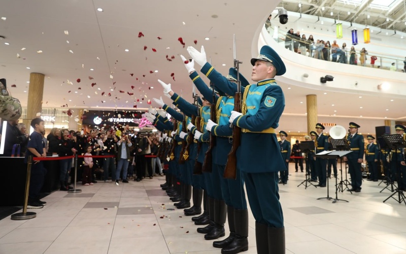 Военнослужащие Казахстана выступили с музыкальными поздравлениями к 8 Марта