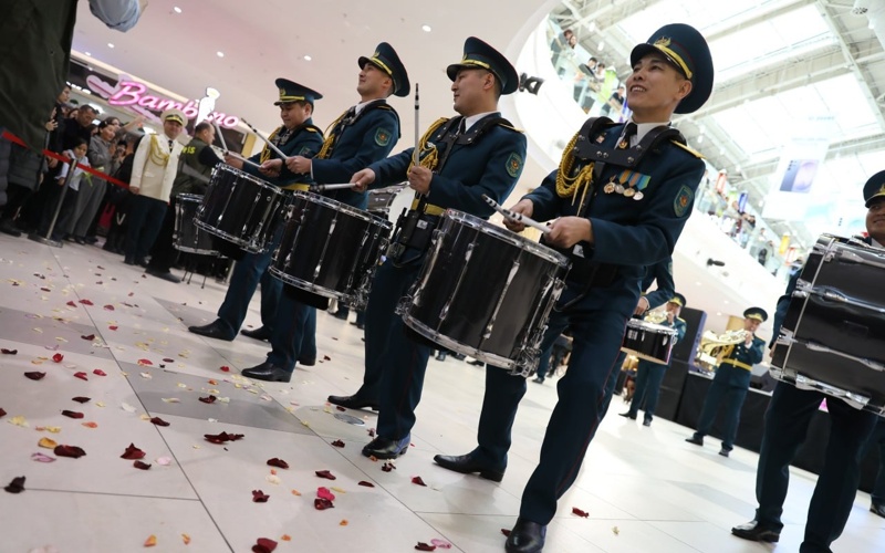 Военнослужащие Казахстана выступили с музыкальными поздравлениями к 8 Марта