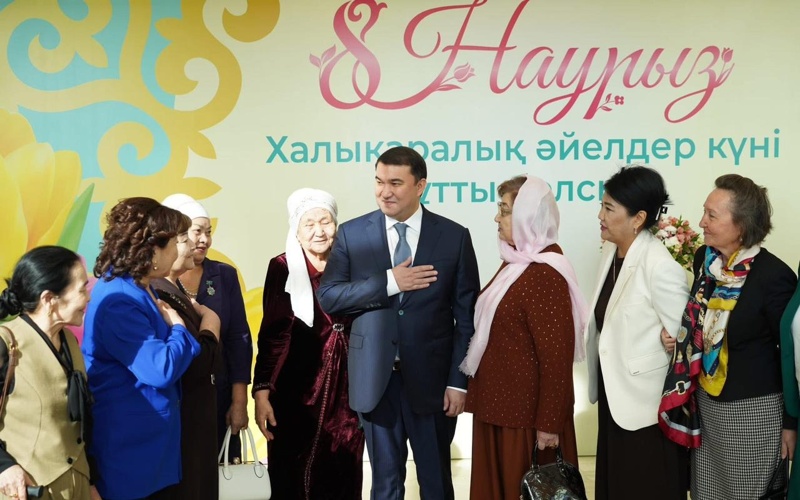 Аким Туркестанской области встретился с&nbsp;многодетными матерями и&nbsp;поздравил их&nbsp;с&nbsp;праздником