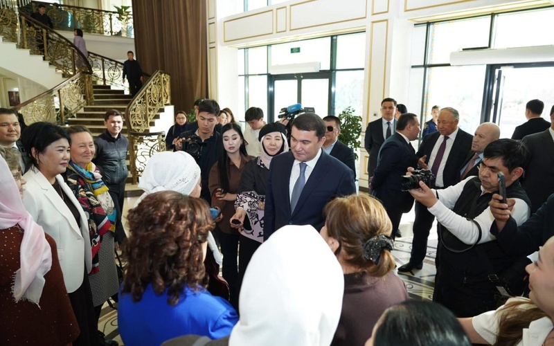 Аким Туркестанской области встретился с&nbsp;многодетными матерями и&nbsp;поздравил их&nbsp;с&nbsp;праздником