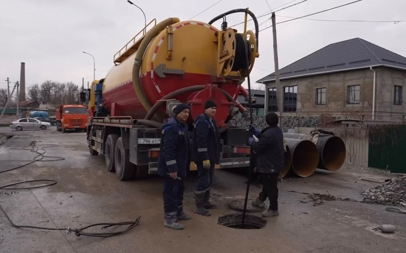 Из-за полувековой канализации провалилась дорога в Шымкенте