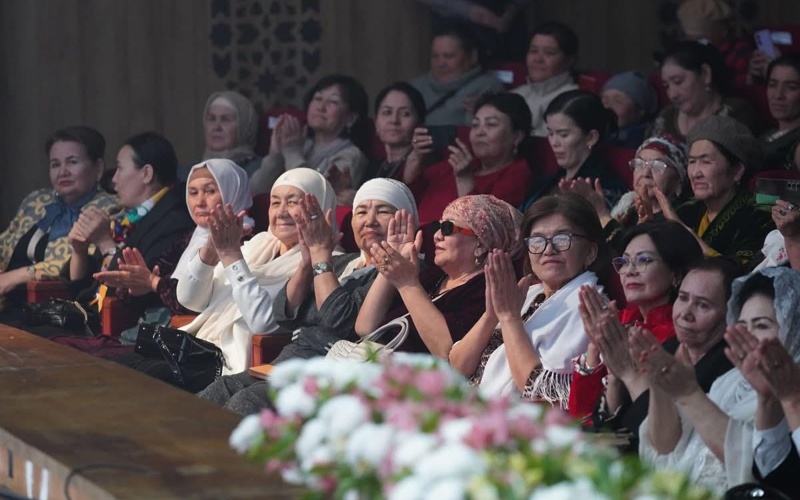 Аким Туркестанской области встретился с&nbsp;многодетными матерями и&nbsp;поздравил их&nbsp;с&nbsp;праздником